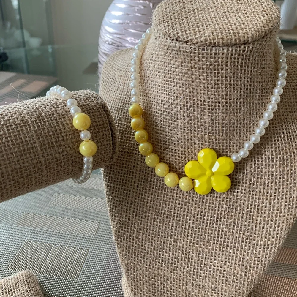 2/$10 Kids Jewelry | Yellow & White Flower Bead Necklace + Bracelet Set